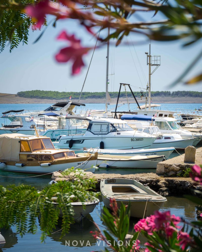 Angelegte Boote in Povljana