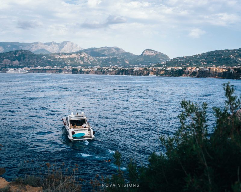 Boot steuert auf die Küste zu