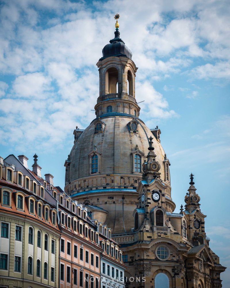 Die Frauenkirche ragt über die Stadt hinaus