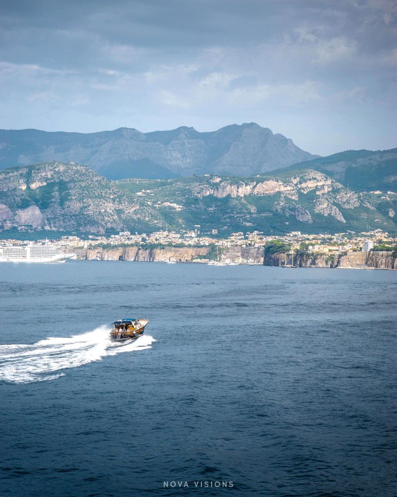 Ein Boot Richtung Amalfiküste