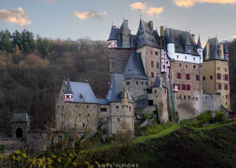 Blick auf die Burg vom Idyllischen Elzbachtal