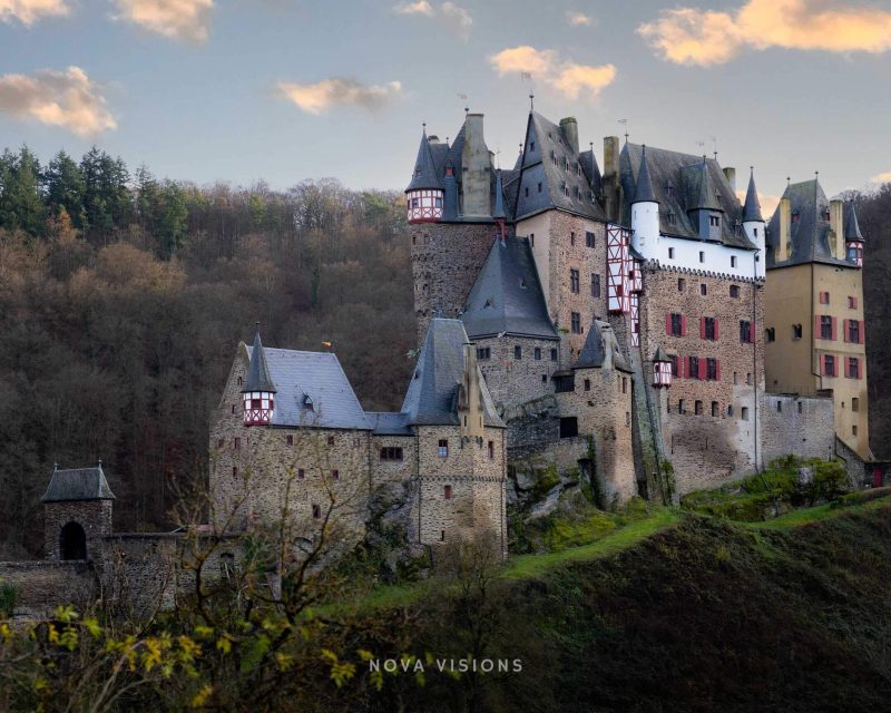 Blick auf die Burg vom Idyllischen Elzbachtal