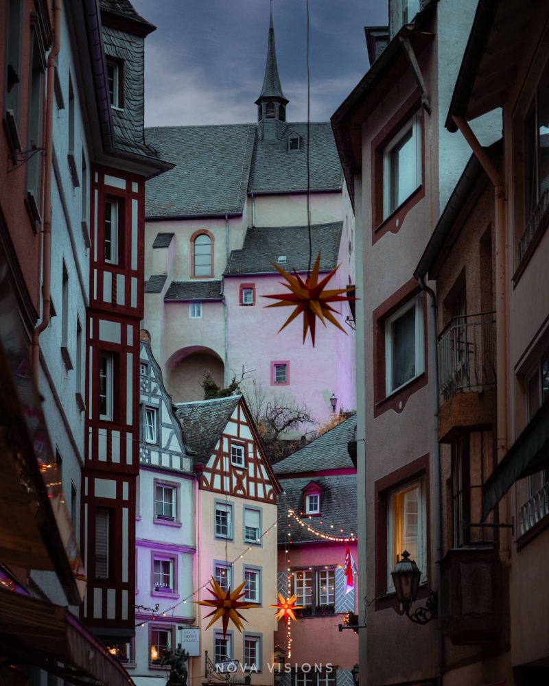 Geschmückte Gassen in der Weihnachtszeit