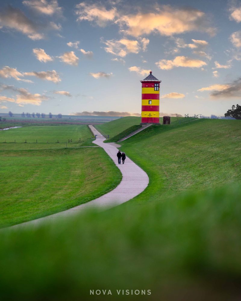 Spaziergänger beim Pilsumer Leuchtturm