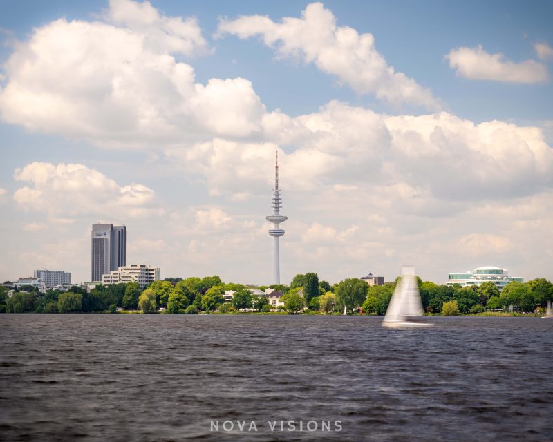 Alsterwiese Schwanenwik mit Blick auf den Fernsehturm