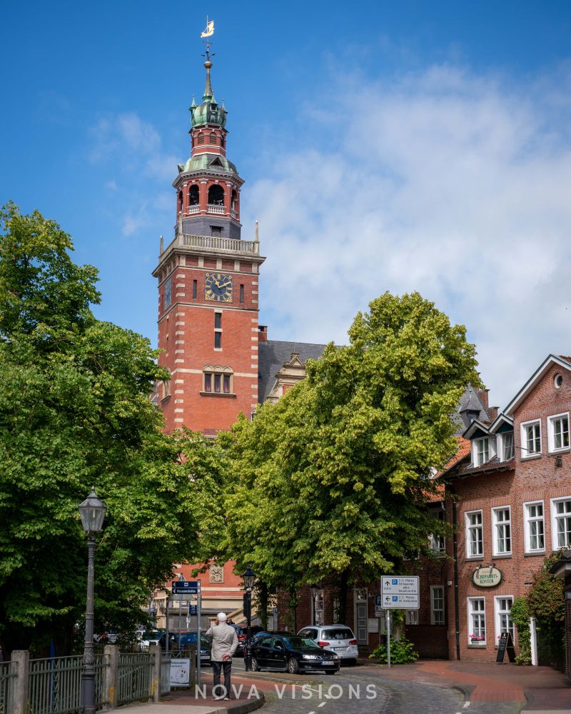 Blick auf das Rathaus Leer von der Brücke aus