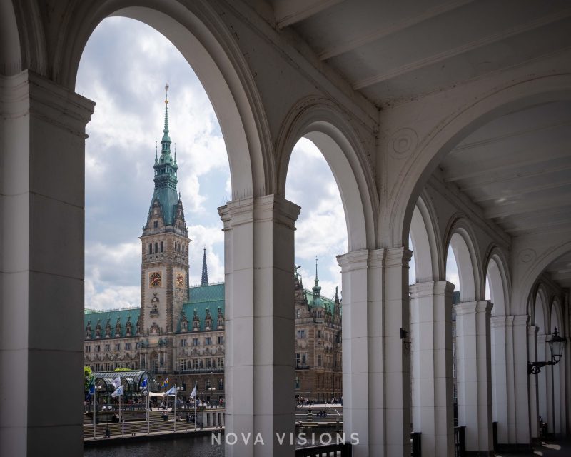 Hamburger Rathaus eingerahmt