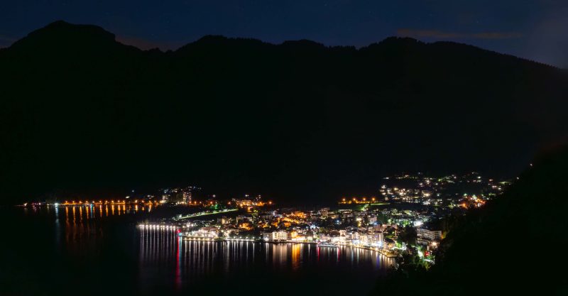 Blick auf Brunnen bei Nacht