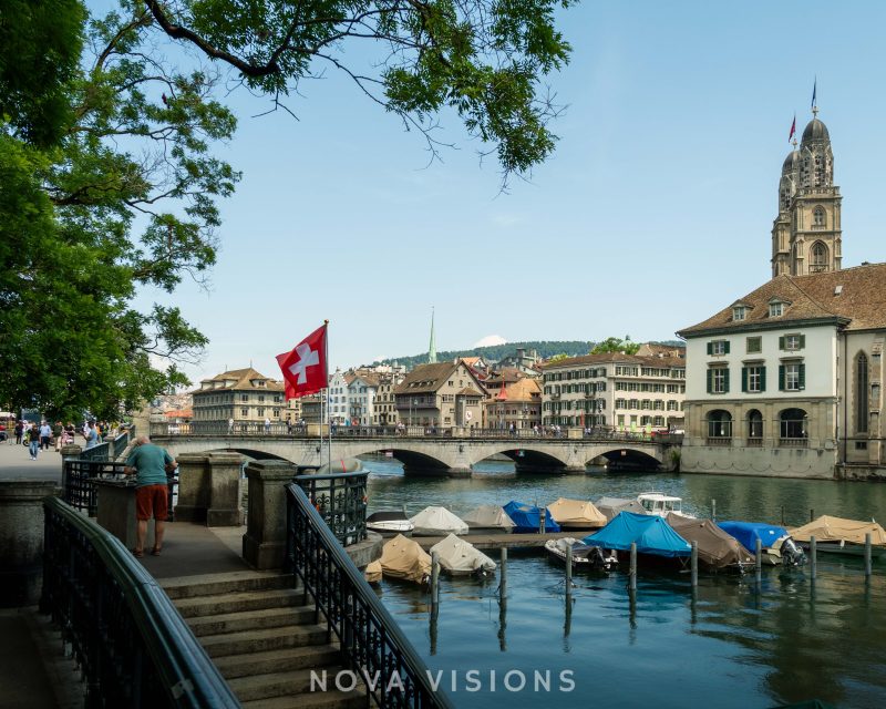 Blick über den Limmat auf die Münsterbrücke