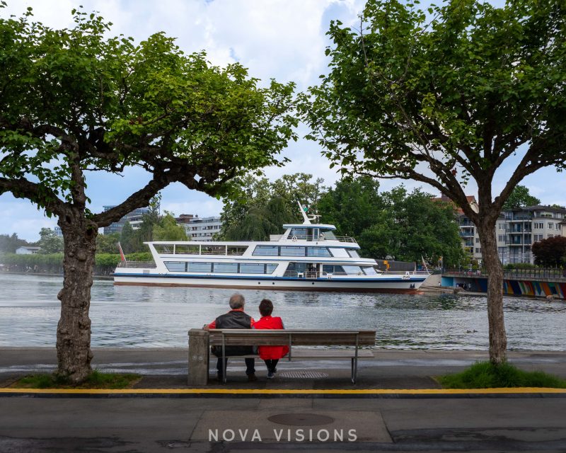 Pärchen am Bootshafen