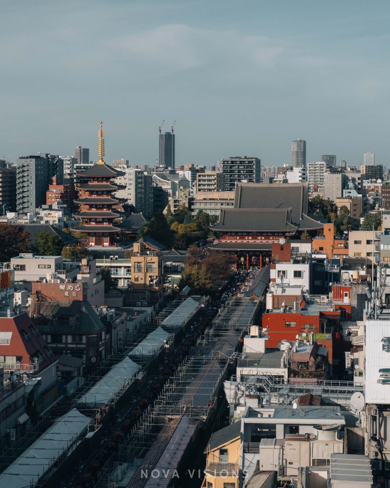 Blick auf Asakusa-Schrein vom Asakusa Culture Tourist Information Center