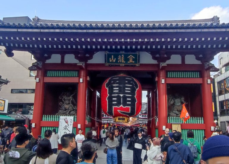Sehr viele Touristen beim Asakusa Schrein