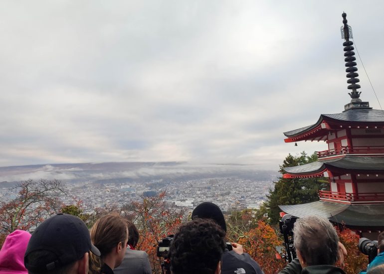 Zahlreiche Fotografen warten auf die Sonne