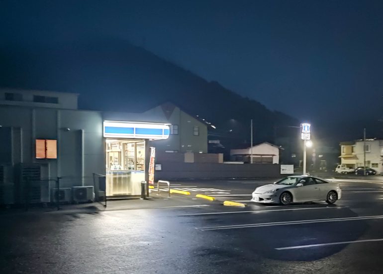 Atmosphärische Szene frühmorgens auf dem Weg zum Fotospot