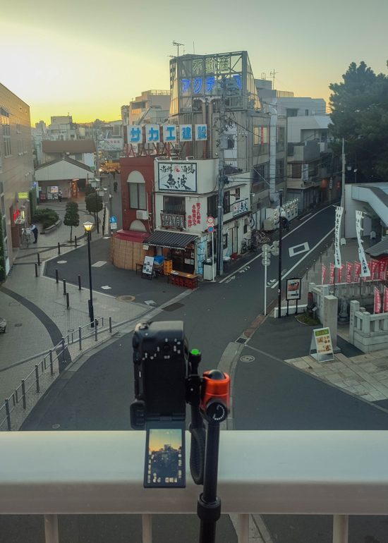 Mit Stativ auf der Brücke auf den Sonnenuntergang wartend