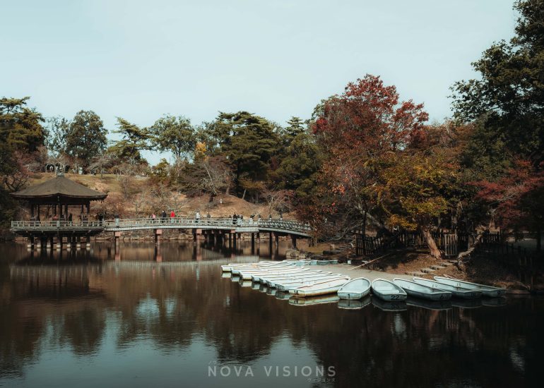 Boote am Ukimido Pavillon