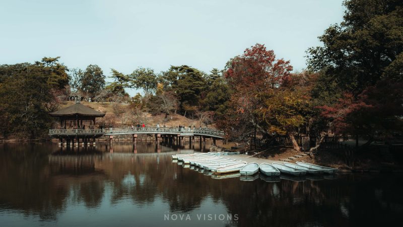 Boote am Ukimido Pavillon
