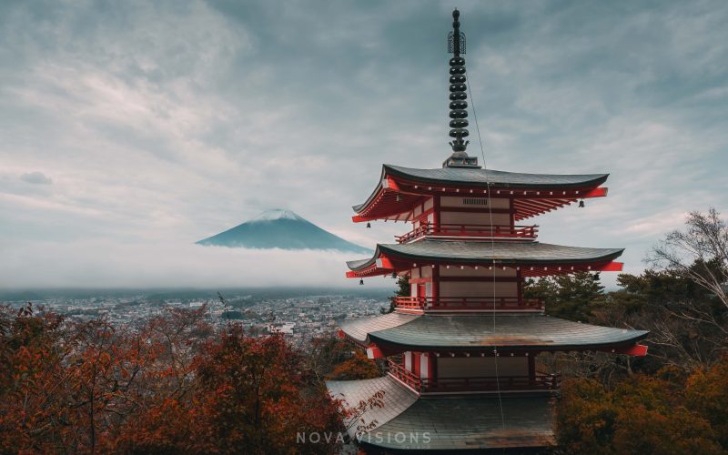 Chureito Pagode vor dem bewölkten Mt. Fuji
