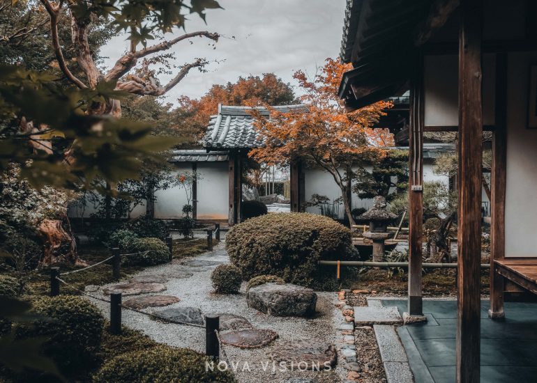 Im Herbst entfaltet der Tempel seine volle Pracht