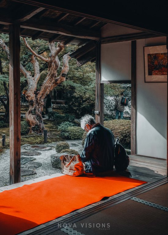 Japanischer Besucher genießt die Ruhe