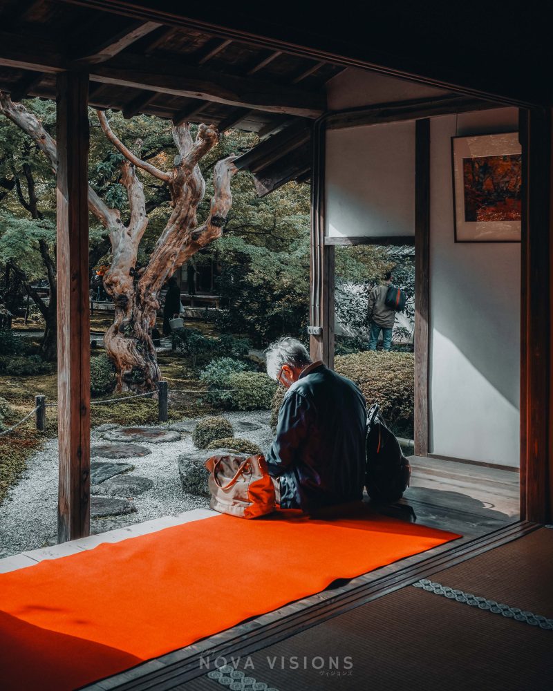 Japanischer Besucher genießt die Ruhe
