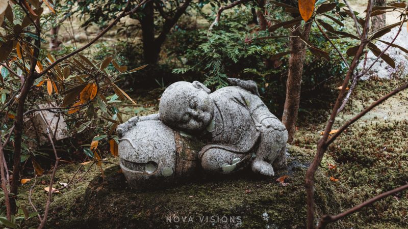 Jizō-Statue eines schlafenden Kindes