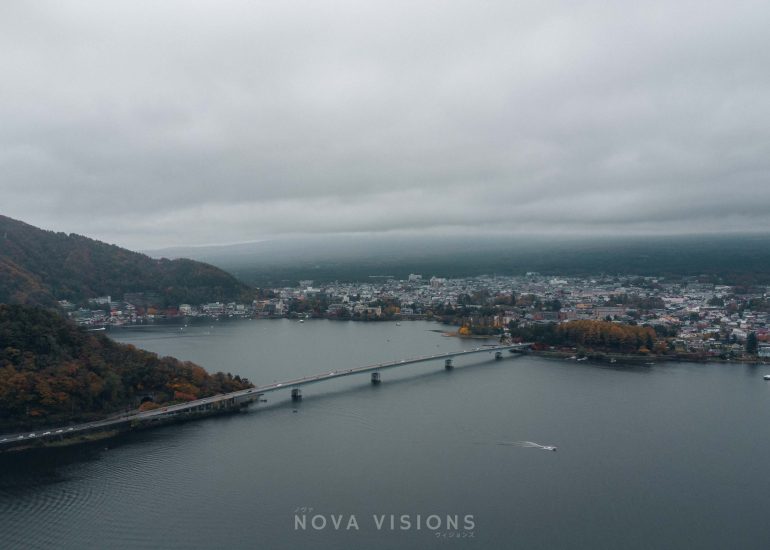 Kawaguchi-See mit einem bewölkten Mt. Fuji