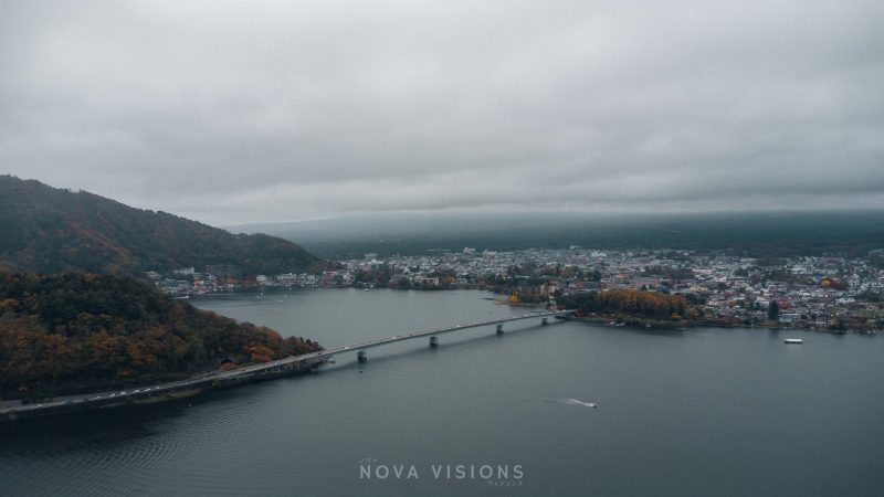 Kawaguchi-See mit einem bewölkten Mt. Fuji