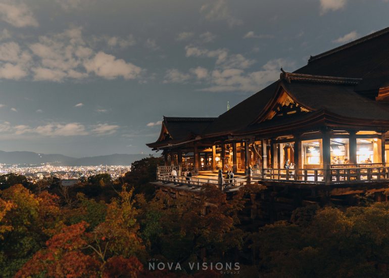 Kiyomizu-dera mit erstreckt sich über Kyoto