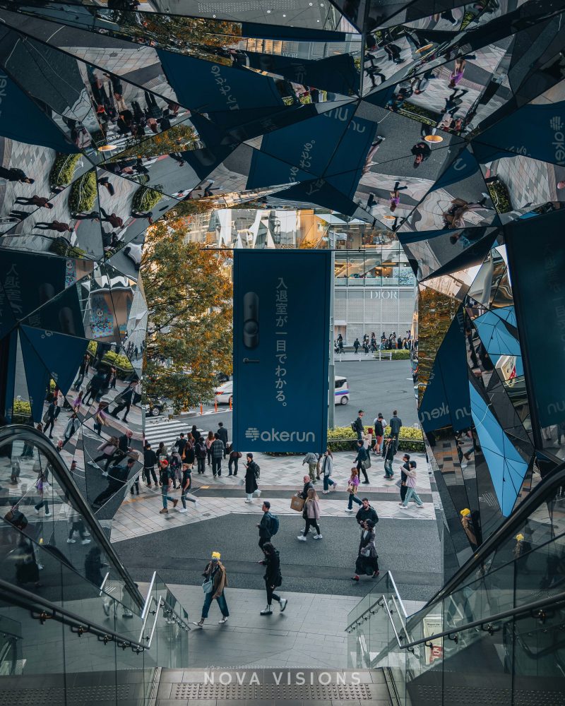 Sich spiegelnde, kaleidoskopische Edelstahlpaneele