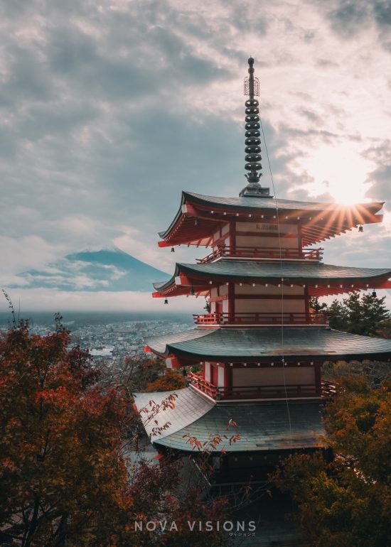 Sonnenstrahlen brechen durch den Himmel