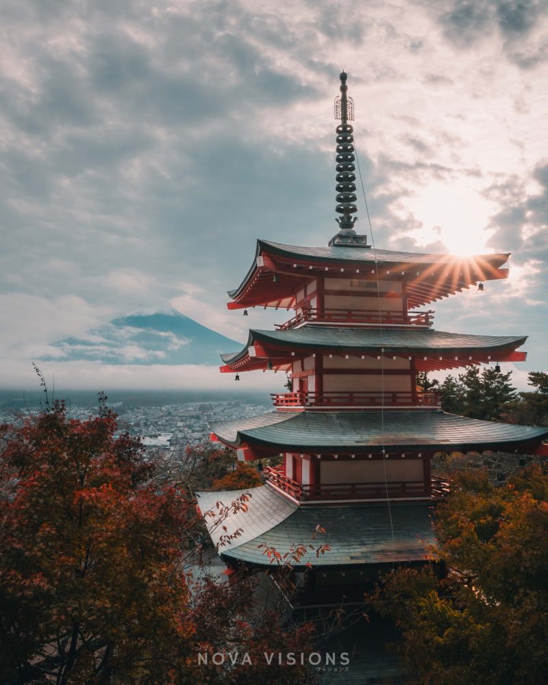 Sonnenstrahlen brechen durch den Himmel