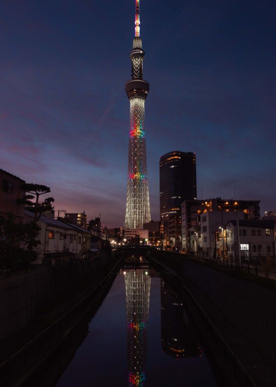 Tokyo Skytree spiegelt sich im Kitajukken Fluss