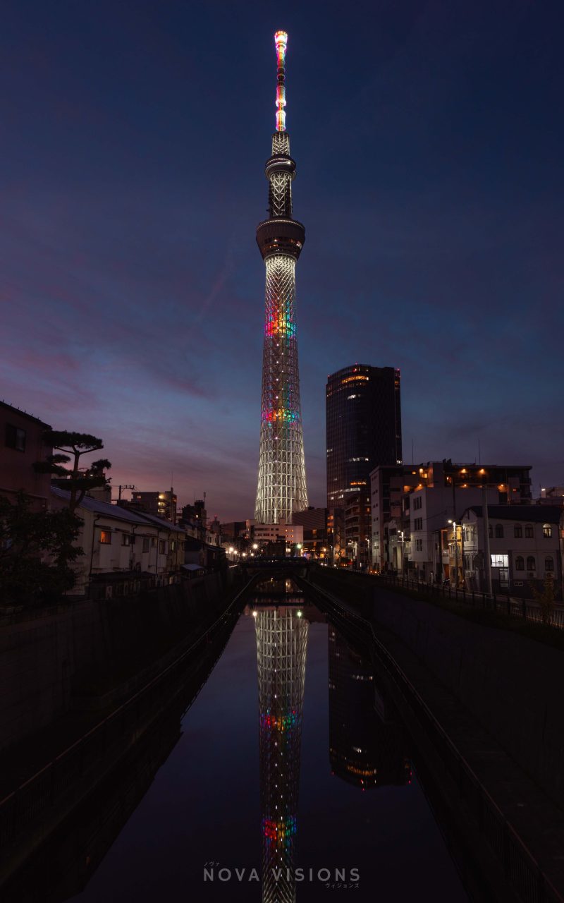 Tokyo Skytree spiegelt sich im Kitajukken Fluss