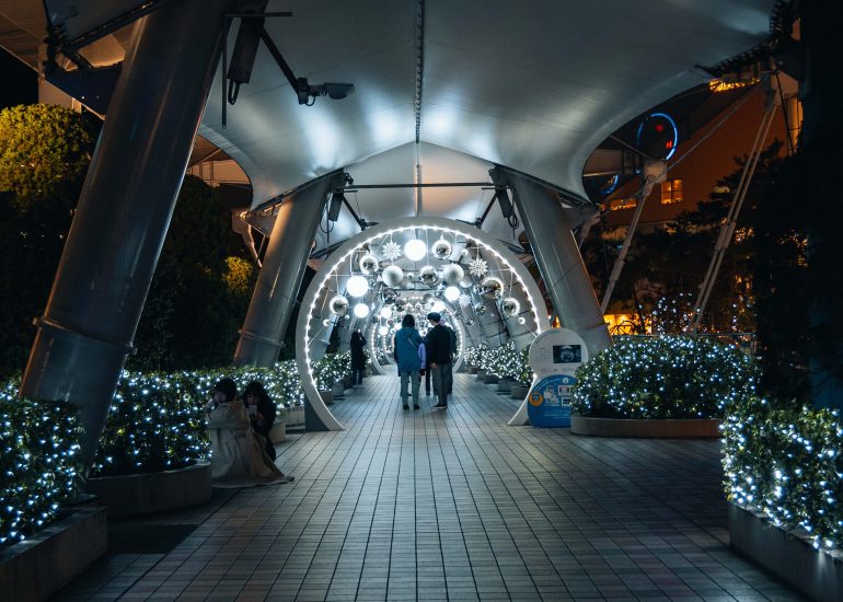 Weihnachtlich beleuchteter Gehweg