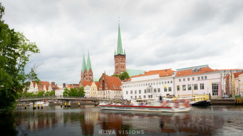 Ein Boot auf dem Lübecker Stadtgraben