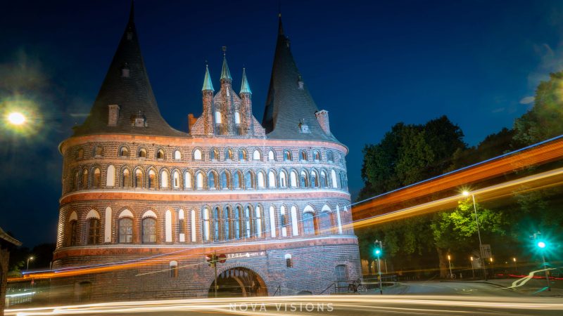 Holstentor in der Dämmerung