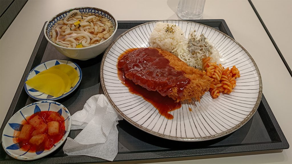 Essen in einem Restaurant am Flughafen Incheon